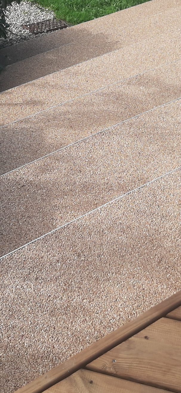 Escaliers de terrasse résine et granulas beige et blanc.