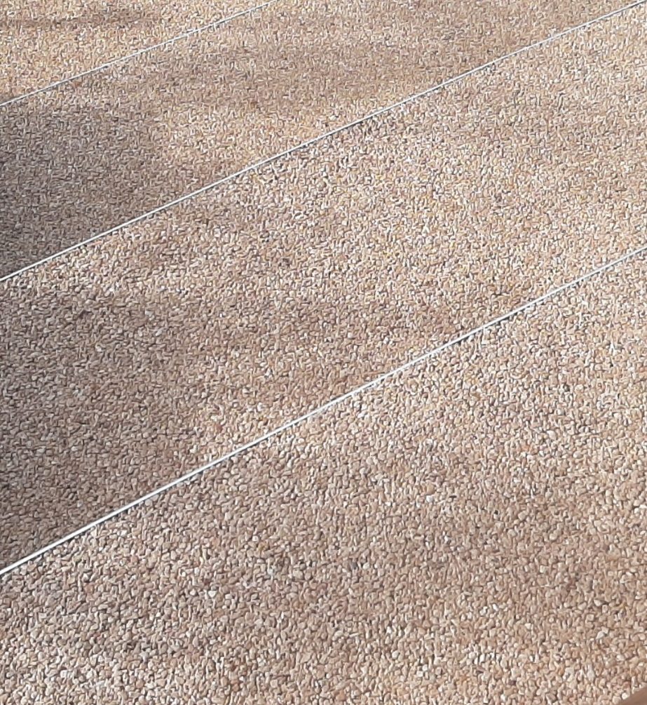 Terrasse résine en granulas beige et blanc.